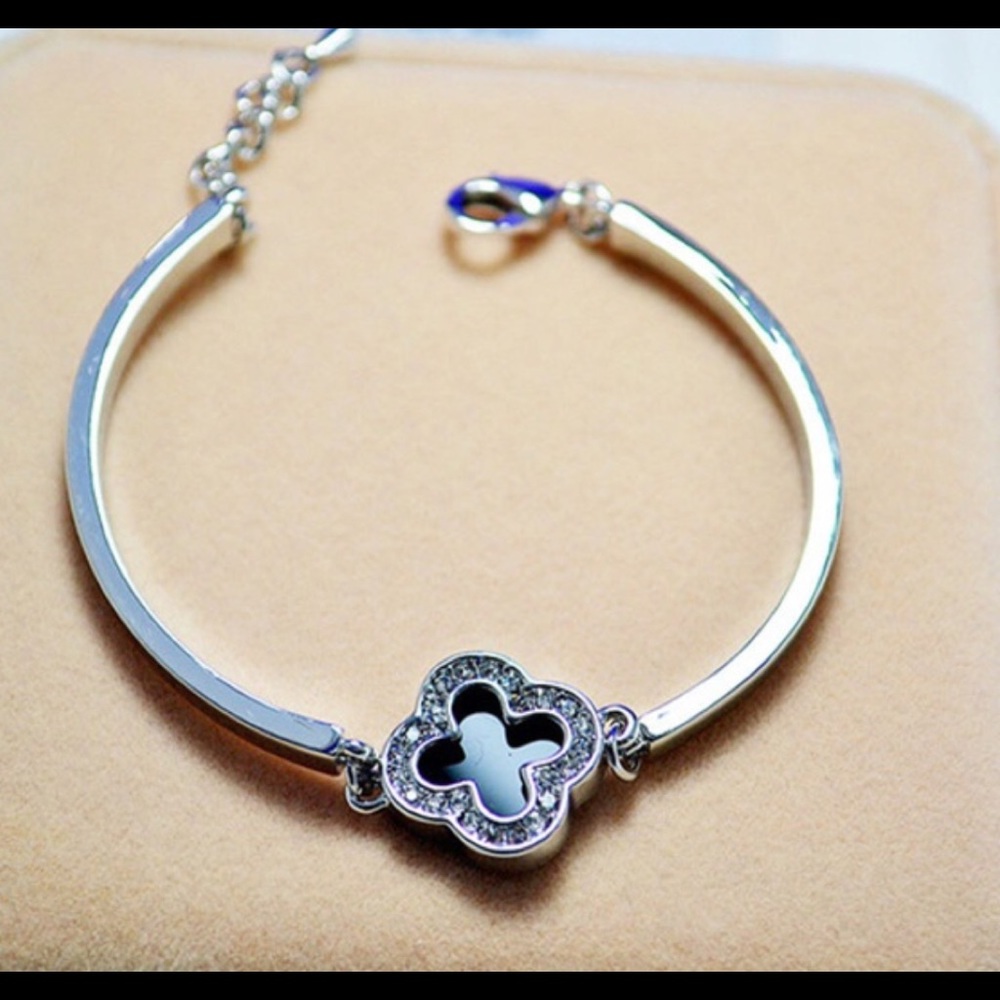 Last 1.   GOLD/BLACK four leaf clover bracelet - Picture 5 of 5